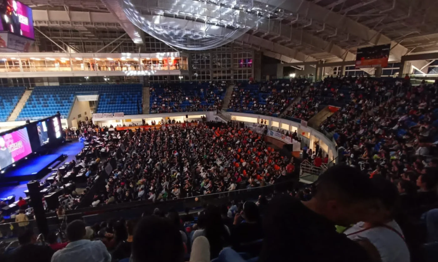 Plateia lotada em arena durante o EmpreendaVale