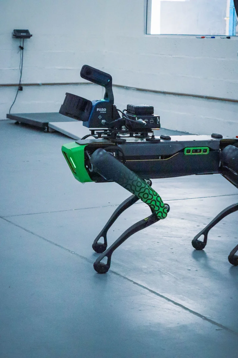 Robô quadrúpede Spot, da Boston Dynamics, com scanner a bordo