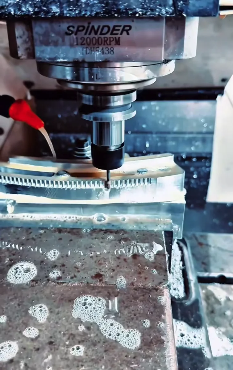 Fresadora CNC usinando uma peça de metal