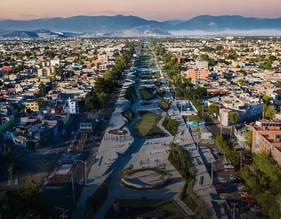 Vista aérea de uma cidade com parque linear