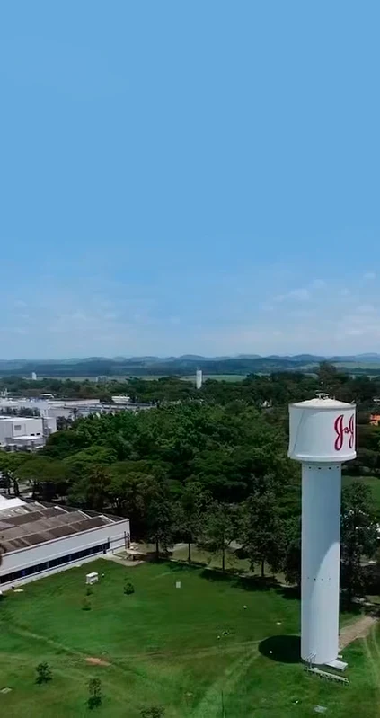 Vista aérea da planta da Johnson & Johnson com a caixa d'água da marca