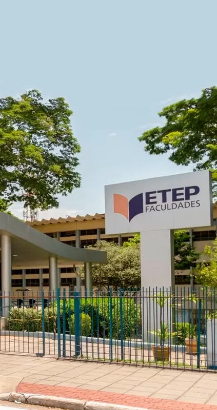 Fachada da ETEP com placa da instituição